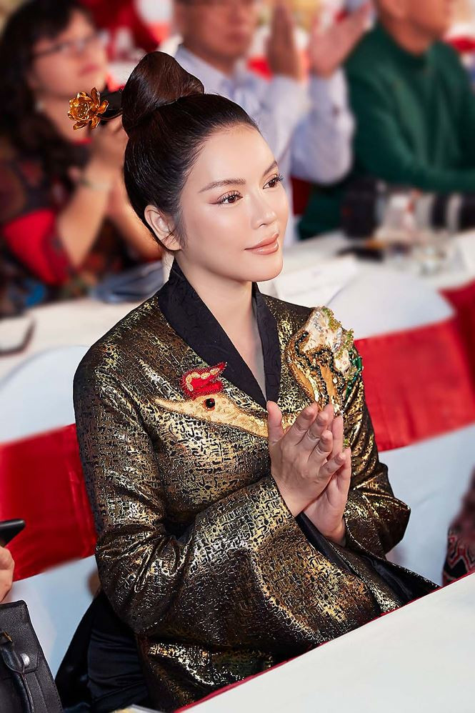 Lấy cảm hứng từ Nam Phương Hoàng hậu, Lý Nhã Kỳ chọn hình ảnh đài các quyền quý xưa với toàn bộ trang sức đặt làm riêng để ăn ý với áo dài chim hạc kết hợp độc đáo giữa chất liệu lụa đặc biệt và kĩ thuật dát vàng điêu luyện. Lấy cảm hứng từ Nam Phương Hoàng hậu, Lý Nhã Kỳ chọn hình ảnh đài các quyền quý xưa với toàn bộ trang sức đặt làm riêng để ăn ý với áo dài chim hạc kết hợp độc đáo giữa chất liệu lụa đặc biệt và kĩ thuật dát vàng điêu luyện.