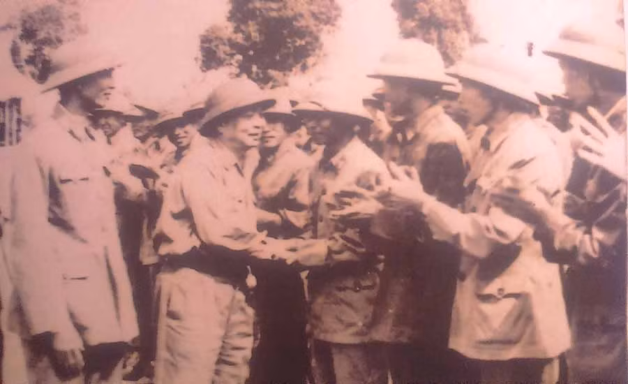  Đại tướng Võ Nguyên Giáp thăm cán bộ, chiến sĩ Đoàn 331 năm 1977. Ảnh: TƯ LIỆU