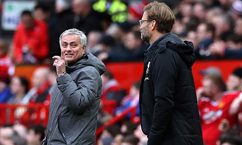 Mourinho (trái) cho rằng Liverpool chỉ có thể tự trách khi mất đỉnh bảng vào tay Man City. Ảnh: PA.