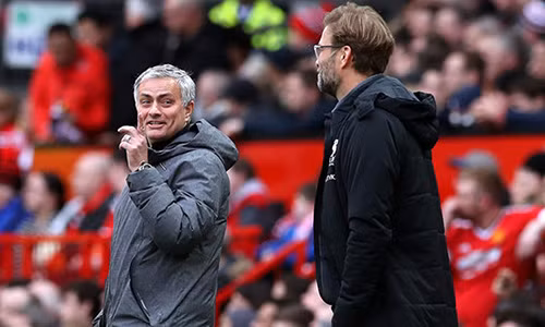 Mourinho (trái) cho rằng Liverpool chỉ có thể tự trách khi mất đỉnh bảng vào tay Man City. Ảnh: PA.