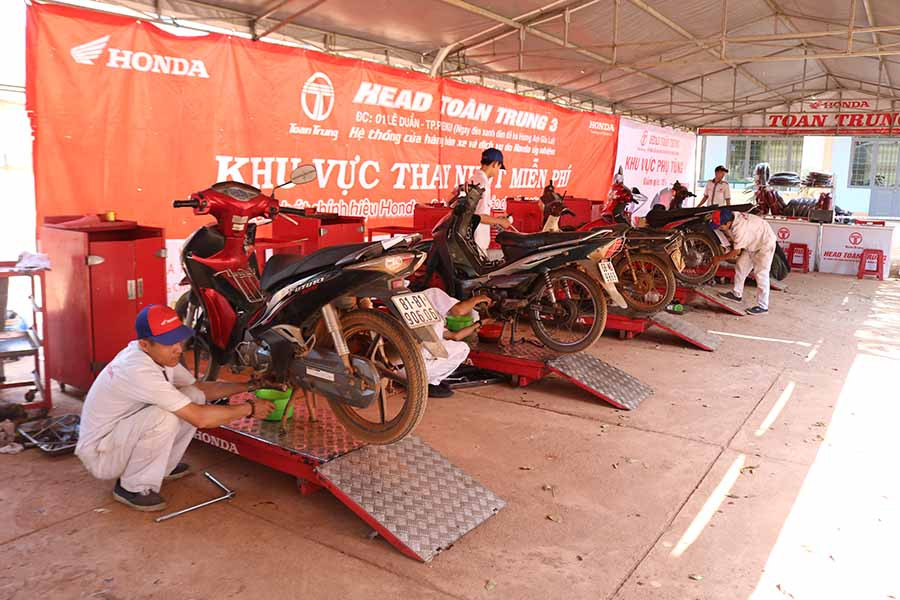 Ảnh xe người dân đến tham gia được thay nhớt miễn phí. 