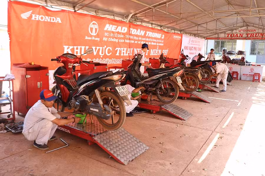 Ảnh xe người dân đến tham gia được thay nhớt miễn phí. 