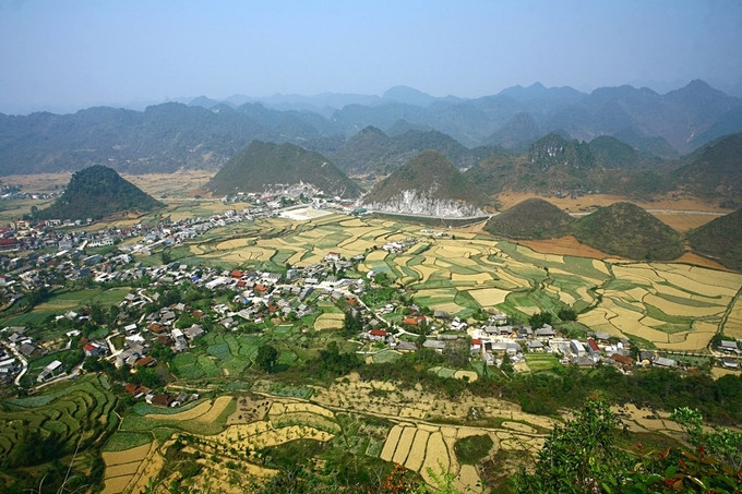  Từ thành phố Hà Giang đi theo quốc lộ 4C 46 km về phía bắc, du khách sẽ gặp một vùng đất có phong cảnh hữu tình. Đó là thung lũng Tam Sơn thuộc thị trấn Tam Sơn, huyện Quản Bạ, Hà Giang.