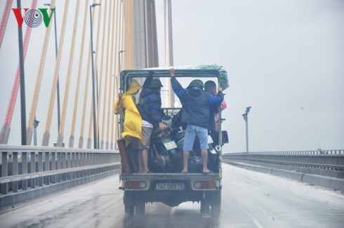 Cầu Bãi Cháy nối hai bờ thành phố Hạ Long thực hiện cấm các phương tiện lưu thông trong bão lớn. Xe máy và người điều khiển phải sử dụng phương tiện chuyên chở để sang bờ bên kia. Cầu Bãi Cháy nối hai bờ thành phố Hạ Long thực hiện cấm các phương tiện lưu thông trong bão lớn. Xe máy và người điều khiển phải sử dụng phương tiện chuyên chở để sang bờ bên kia.