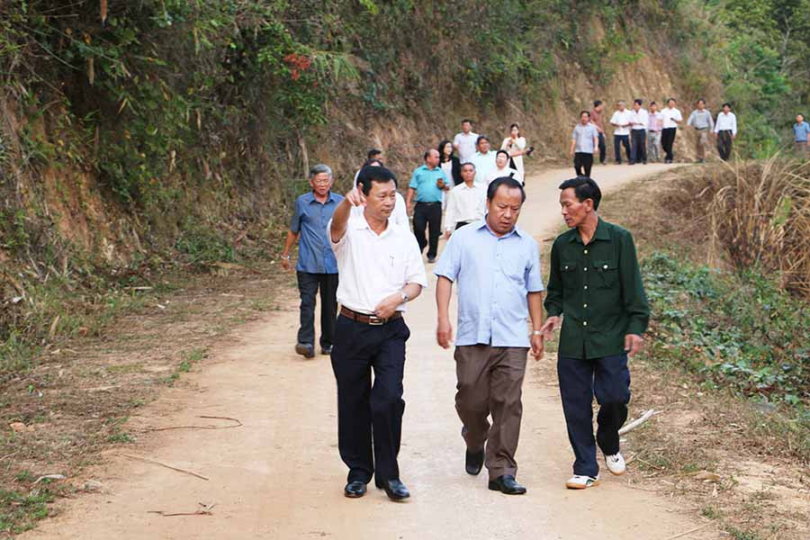 Bí thư Tỉnh ủy Dương Văn Trang đi kiểm tra thực tế tình hình xây dựng nông thôn mới tại xã Đak Roong, huyện Kbang. Ảnh: Gia Nguyễn  Bí thư Tỉnh ủy Dương Văn Trang đi kiểm tra thực tế tình hình xây dựng nông thôn mới tại xã Đak Roong, huyện Kbang. Ảnh: Gia Nguyễn