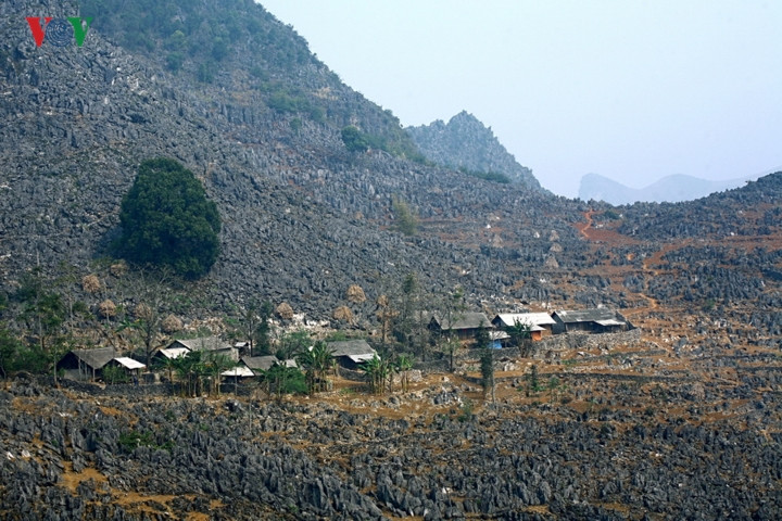 Nhưng chính nhờ đó, lại hiện diện rõ nét, lấp lánh, tỏa sáng những giá trị văn hóa và kiến trúc bản địa độc đáo Nhưng chính nhờ đó, lại hiện diện rõ nét, lấp lánh, tỏa sáng những giá trị văn hóa và kiến trúc bản địa độc đáo