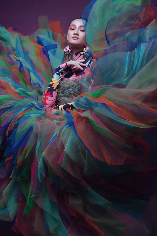 Nhiều kiểu dáng, chi tiết thời thượng được Đỗ Mạnh Cường lăng-xê như nơ to bản, váy phồng xếp, bèo nhún, dập ly, xuyên thấu... Bảng màu cũng biến thiên đa dạng với những mảng sáng tối liên tục đan xen nhau. Nhiều kiểu dáng, chi tiết thời thượng được Đỗ Mạnh Cường lăng-xê như nơ to bản, váy phồng xếp, bèo nhún, dập ly, xuyên thấu... Bảng màu cũng biến thiên đa dạng với những mảng sáng tối liên tục đan xen nhau.