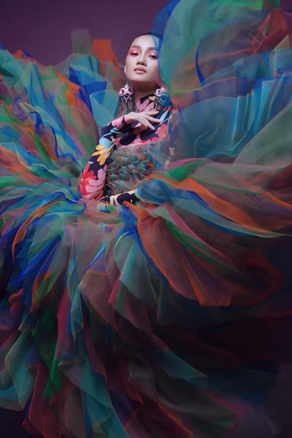 Nhiều kiểu dáng, chi tiết thời thượng được Đỗ Mạnh Cường lăng-xê như nơ to bản, váy phồng xếp, bèo nhún, dập ly, xuyên thấu... Bảng màu cũng biến thiên đa dạng với những mảng sáng tối liên tục đan xen nhau.