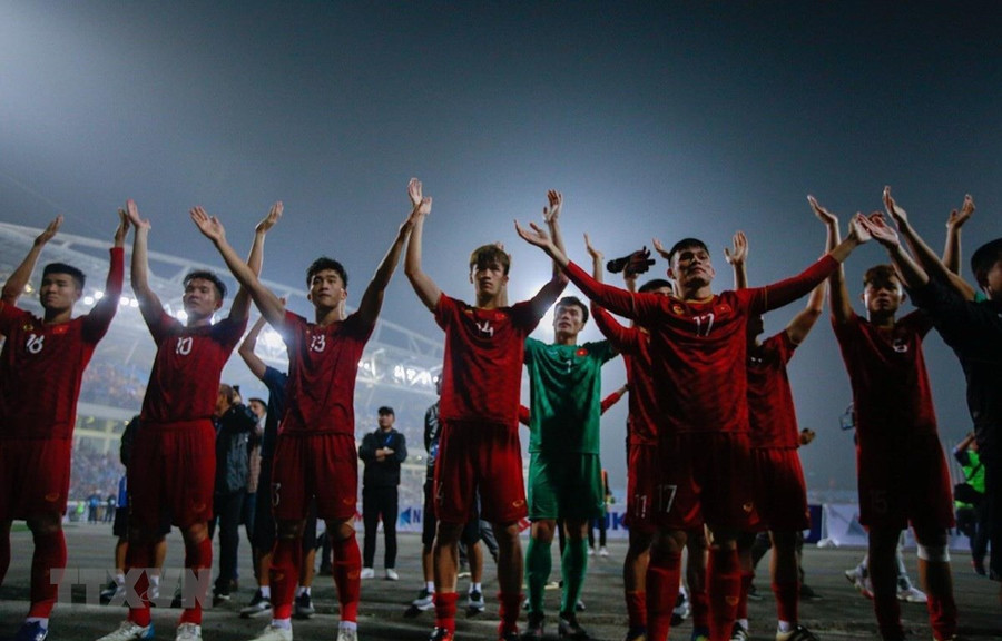 U23 Việt Nam cảm ơn người hâm mộ sau chiến thắng. (Ảnh: Trọng Đạt/TTXVN) U23 Việt Nam cảm ơn người hâm mộ sau chiến thắng. (Ảnh: Trọng Đạt/TTXVN)