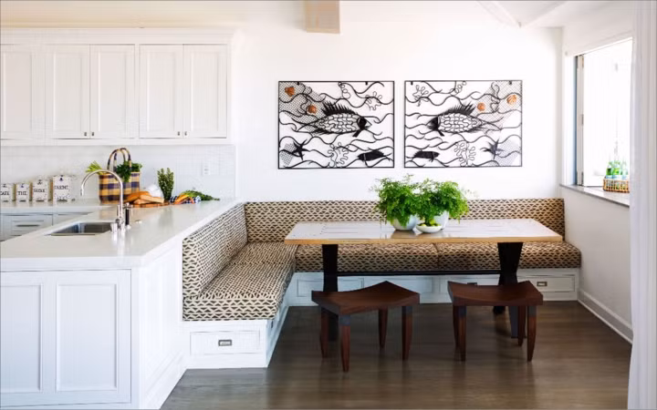 Những bức tranh hình con cá được treo trên tường đã làm nổi bật cho phòng ăn có gam màu trắng làm chủ đạo. 
