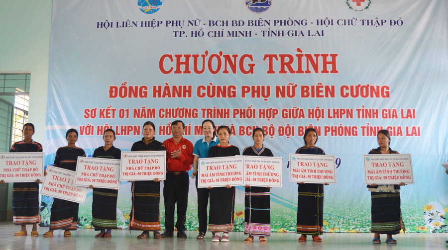 Trao mái ấm tình thương cho phụ nữ nghèo. Ảnh: Anh Huy