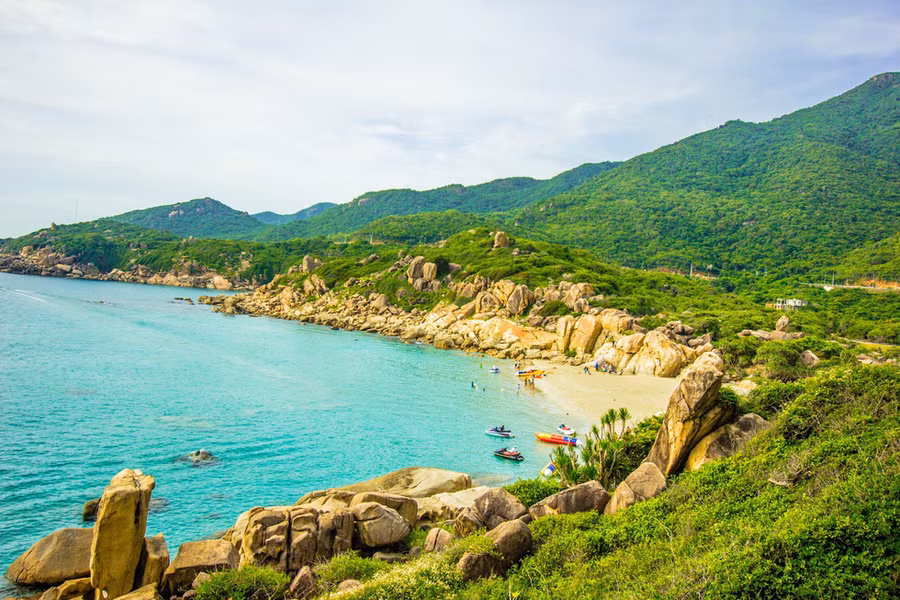  Bãi Chà Là được bao bọc bởi núi đá và rất nhiều cây xanh, cát trắng mịn 