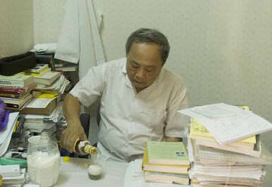 Lương y Vũ Quốc Trung tự pha sắn dây với mật ong...