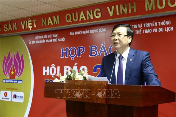 Phó Chủ tịch Thường trực Hội Nhà báo Việt Nam Hồ Quang Lợi phát biểu. Ảnh: Minh Quyết/TTXVN