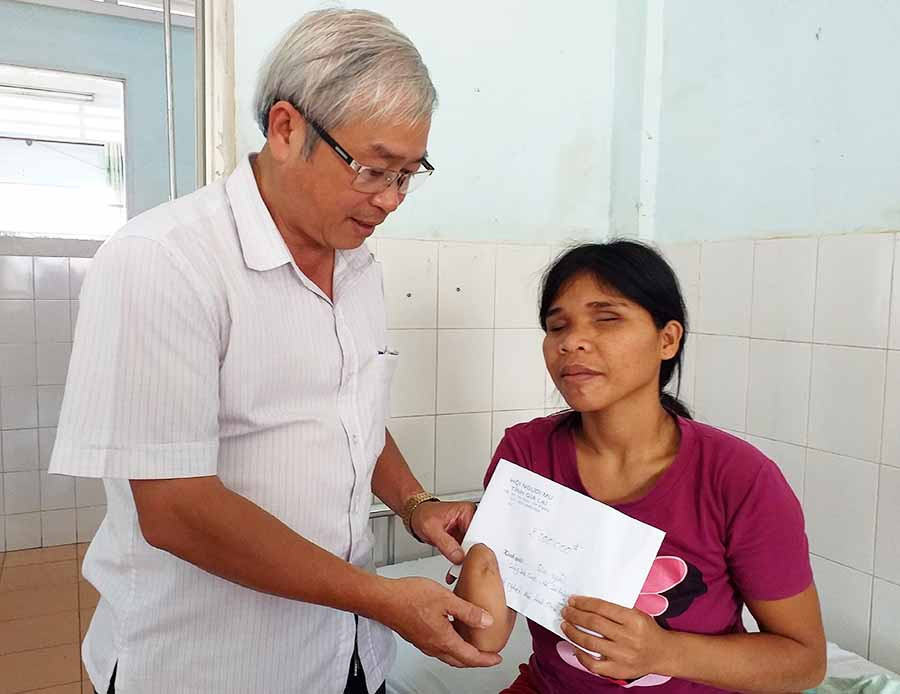  Hội Người mù tỉnh Gia Lai hỗ trợ tiền cho chị Siu Giỏi. Ảnh: Đinh Yến