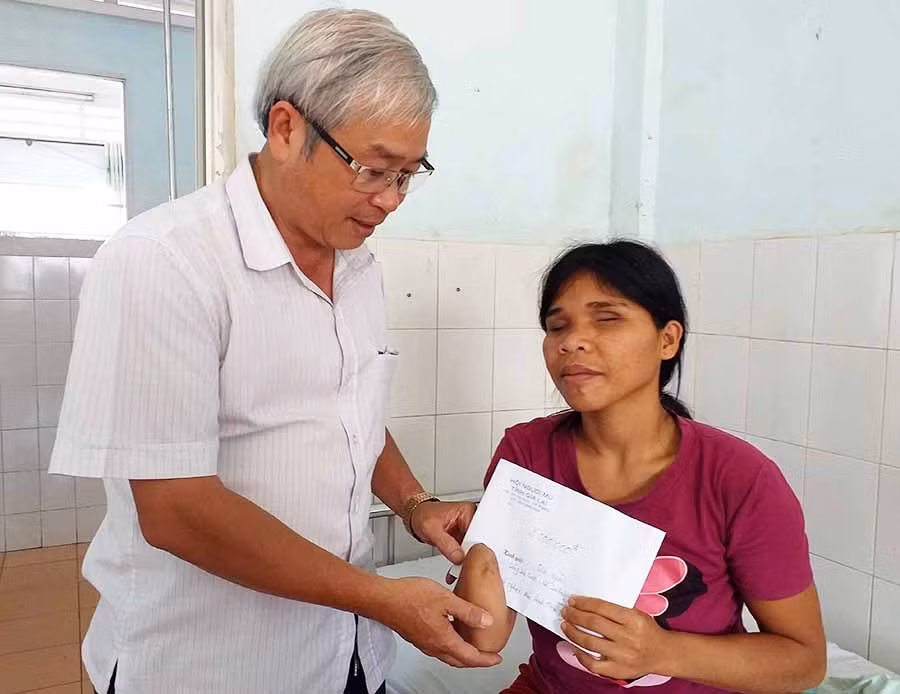 Hội Người mù tỉnh Gia Lai hỗ trợ tiền cho chị Siu Giỏi. Ảnh: Đinh Yến