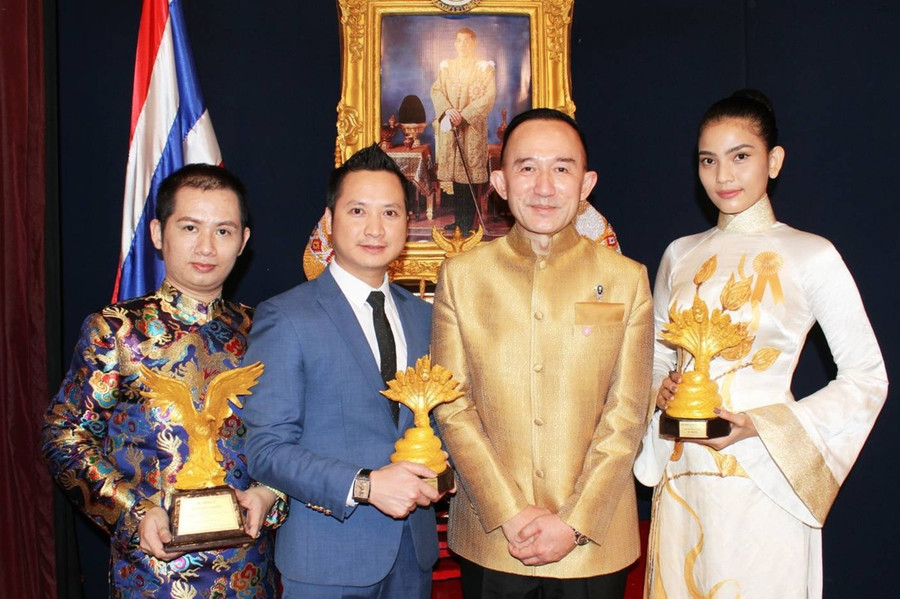 Trương Thị May hội ngộ ông Panadda Diskul - một chính trị gia ở Thái Lan. Trương Thị May hội ngộ ông Panadda Diskul - một chính trị gia ở Thái Lan.