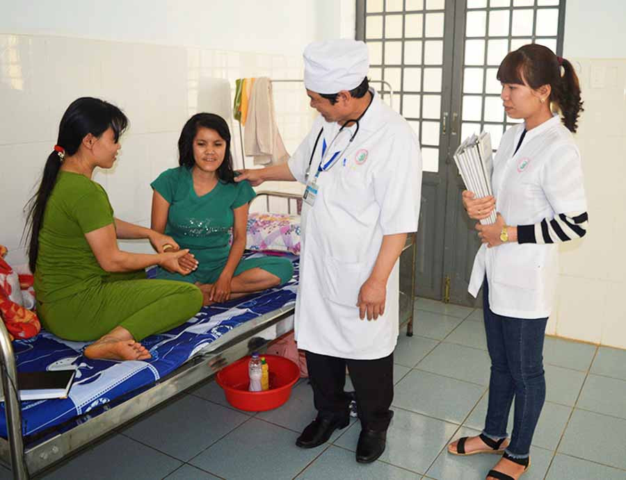  Niềm vui của y-bác sĩ khi thấy sau một thời gian điều trị bệnh nhân đã khỏe mạnh, lành bệnh. Ảnh. Ảnh: P.D