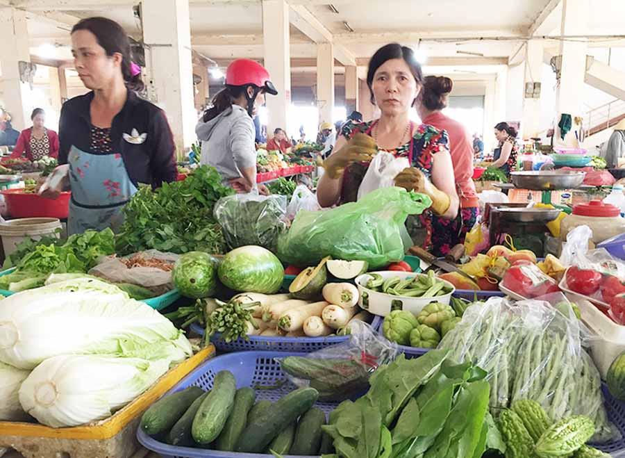  Người tiêu dùng chọn mua rau an toàn tại chợ Phù Đổng (TP. Pleiku). Ảnh: D.Q