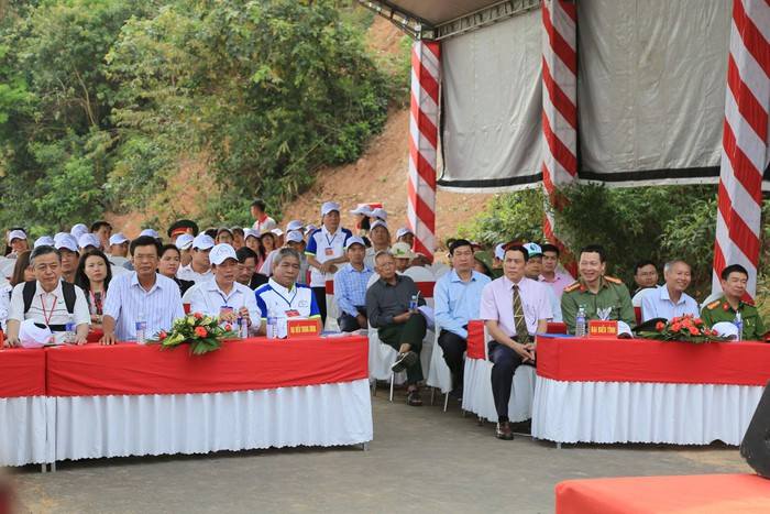 Sáng nay (14/3), tại hồ Lắk – một danh thắng nổi tiến của tỉnh Đắk Lắk diễn ra Hội thi đua thuyền độc mộc, thu hút đông đảo du khách và người dân cổ vũ nhiệt tình. Đây là một trong những hoạt động của Lễ hội cà phê Buôn Ma Thuột lần thứ 7. Sáng nay (14/3), tại hồ Lắk – một danh thắng nổi tiến của tỉnh Đắk Lắk diễn ra Hội thi đua thuyền độc mộc, thu hút đông đảo du khách và người dân cổ vũ nhiệt tình. Đây là một trong những hoạt động của Lễ hội cà phê Buôn Ma Thuột lần thứ 7.