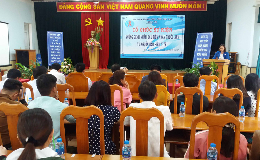 Sự kiện “Những bệnh nhân đầu tiên nhận thuốc ARV từ nguồn BHYT” tại Gia Lai diễn ra sáng 8-3 tại Bệnh viện Đa khoa tỉnh. Ảnh: Như Nguyện