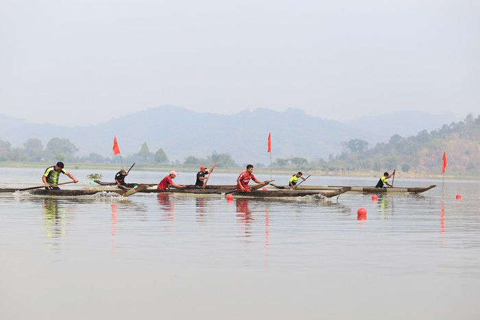 Các VĐV tham gia nội dung đua thuyền 2 người. Các VĐV tham gia nội dung đua thuyền 2 người.