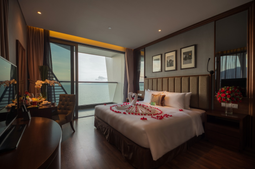 Boton Blue Hotel & Spa bao gồm 27 tầng với 173 phòng có nội thất sang trọng.