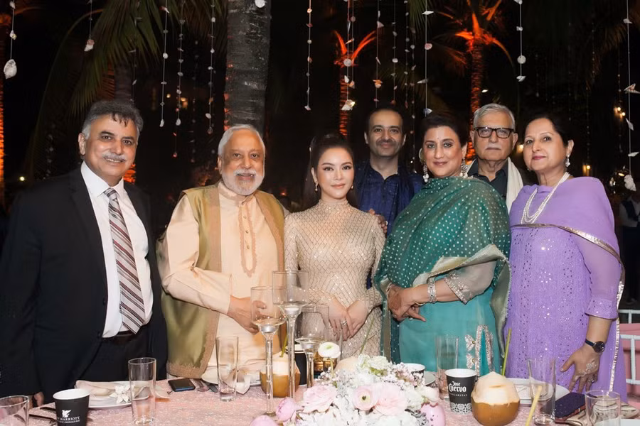  Theo Forbes, cô dâu có bố là doanh nhân kinh doanh bất động sản và khách sạn. Được truyền cảm hứng từ mẹ mình, người yêu thích trang sức và sở hữu những bộ sưu tập lấp lánh, cô sang Mỹ học ngành đá quý rồi tạo lập thương hiệu riêng cho mình vào năm 2012. Thương hiệu trang sức của cô được nhiều ngôi sao Ấn Độ và quốc tế yêu thích. Trong khi đó, chú rể là giám đốc chuỗi văn phòng phẩm, quà tặng ở Ấn Độ.