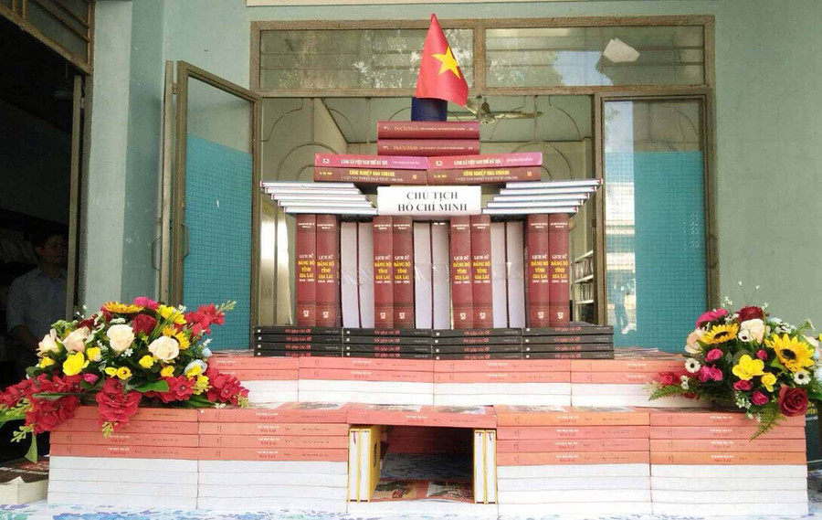 Bàn trưng bày sách. Ảnh: Hà Phương