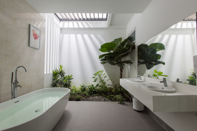 Ngôi nhà không chỉ sáng, thoáng nhờ tường kính. Các giếng trời cũng góp phần mang ánh sáng và gió tự nhiên vào trong nhà.  Ngôi nhà không chỉ sáng, thoáng nhờ tường kính. Các giếng trời cũng góp phần mang ánh sáng và gió tự nhiên vào trong nhà.