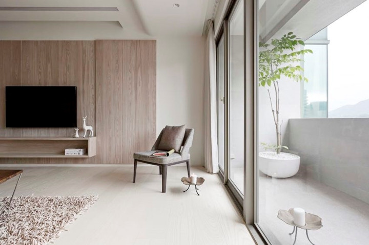 Cửa trượt ngăn khoảng cách phòng khách với ban công. Cửa trượt ngăn khoảng cách phòng khách với ban công.