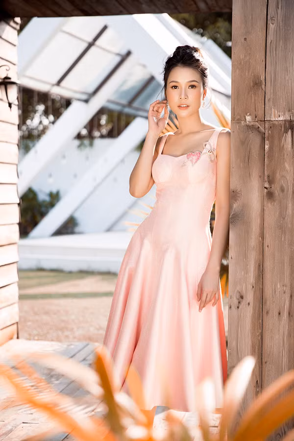 Bộ ảnh được thực hiện với sự hỗ trợ của nhiếp ảnh Lê Thiện Viễn, trang điểm Hiwon, trang phục Đỗ Long.