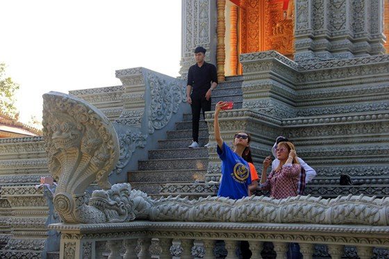 Đông đảo bạn trẻ tìm đến bảo tháp tại chùa Som Rong để chụp ảnh