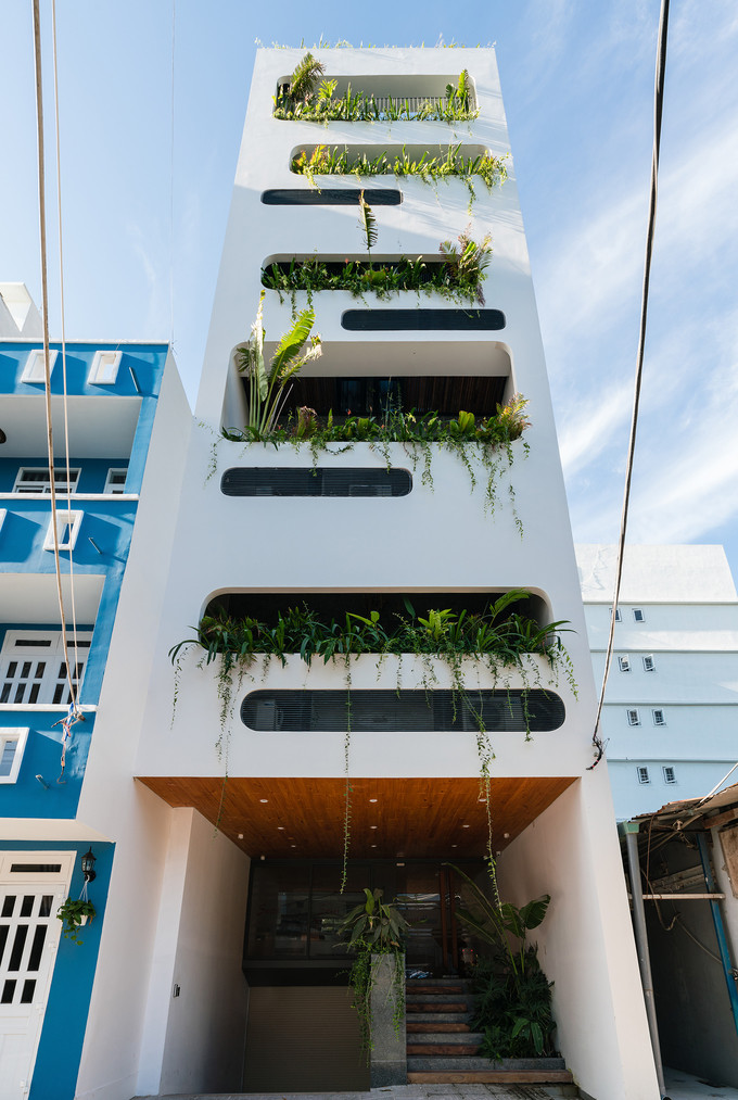 Công trình tọa lạc tại phường Thắng Tam, thành phố Vũng Tàu, nơi các loại hình nghỉ dưỡng và du lịch phát triển mạnh. Với mong muốn có được nhiều nhất số căn phòng trên một khu đất nhỏ, bị giới hạn về chiều cao và tầng cao, chủ nhà đã tìm đến công ty kiến trúc H2.