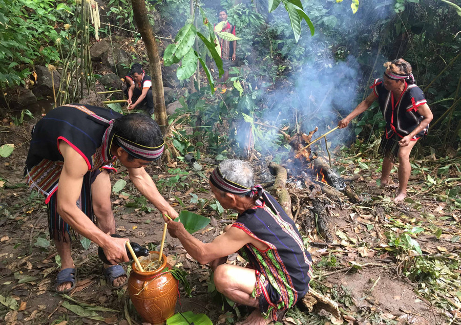 Lễ cúng giọt nước làng Ia Gri, huyện Chư Pah, một trong những lễ hội truyền thống của đồng bào dân tộc Jrai được tổ chức thường xuyên. Ảnh: Võ thanh Thảo