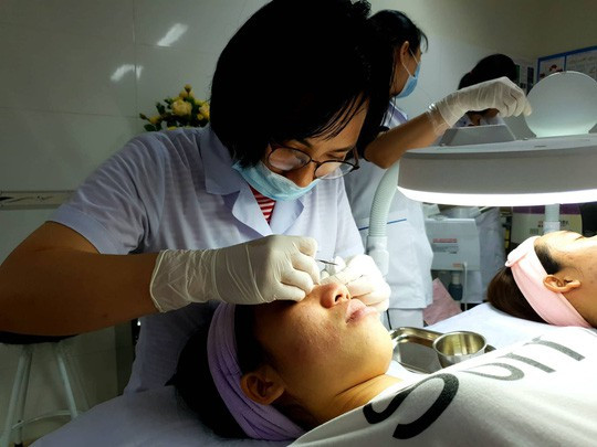 Các bác sĩ thường xuyên tiếp nhận các ca bệnh biến chứng sau lăn kim làm đẹp - Ảnh minh họa