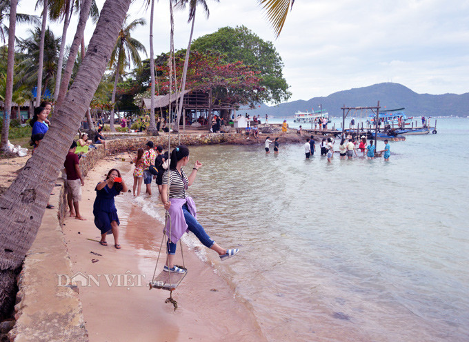  Hòn Dầu với những chiếc xích đu thu hút các bạn trẻ chụp ảnh. 