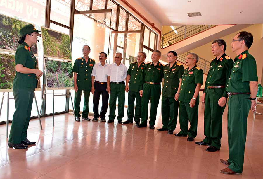 Các đại biểu dự buổi họp mặt tham quan khu trưng bày về Sở chỉ huy-Nơi công bố Quyết định thành lập Quân đoàn 3. Ảnh: Sơn Tùng