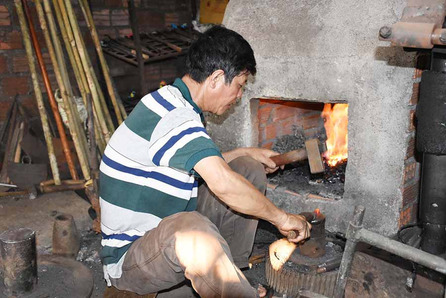 Hàng ngày ông Trường vẫn chuyên tâm bên lò rèn để sản xuất nông cụ. Ảnh: H.P  Hàng ngày ông Trường vẫn chuyên tâm bên lò rèn để sản xuất nông cụ. Ảnh: H.P