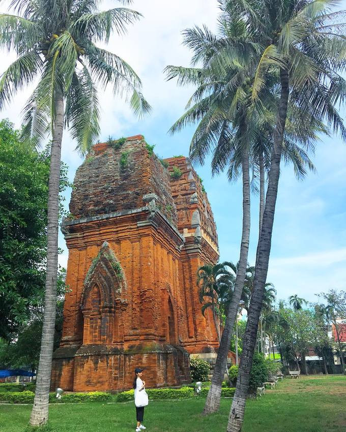 6. Tháp Bánh Ít mang nét kiến trúc cổ của văn hóa Chăm Pa. Tháp nằm ngay cạnh quốc lộ 1A, thuộc địa phận xã Phước Hiệp, huyện Tuy Phước, tỉnh Bình Định nên thuận tiện cho việc đi lại của du khách. Ảnh: Hà Mi. 6. Tháp Bánh Ít mang nét kiến trúc cổ của văn hóa Chăm Pa. Tháp nằm ngay cạnh quốc lộ 1A, thuộc địa phận xã Phước Hiệp, huyện Tuy Phước, tỉnh Bình Định nên thuận tiện cho việc đi lại của du khách. Ảnh: Hà Mi.