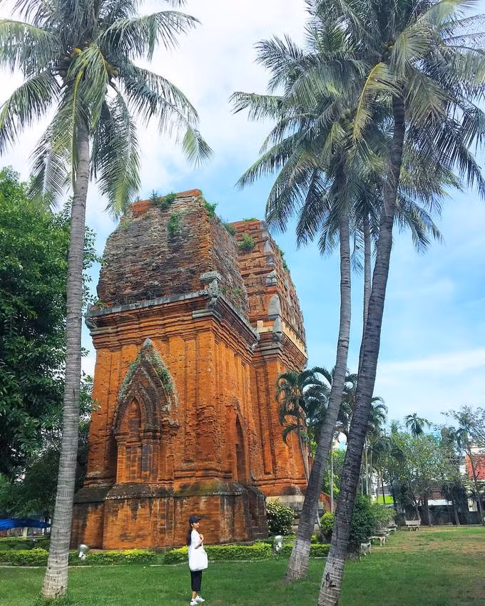 6. Tháp Bánh Ít mang nét kiến trúc cổ của văn hóa Chăm Pa. Tháp nằm ngay cạnh quốc lộ 1A, thuộc địa phận xã Phước Hiệp, huyện Tuy Phước, tỉnh Bình Định nên thuận tiện cho việc đi lại của du khách. Ảnh: Hà Mi.