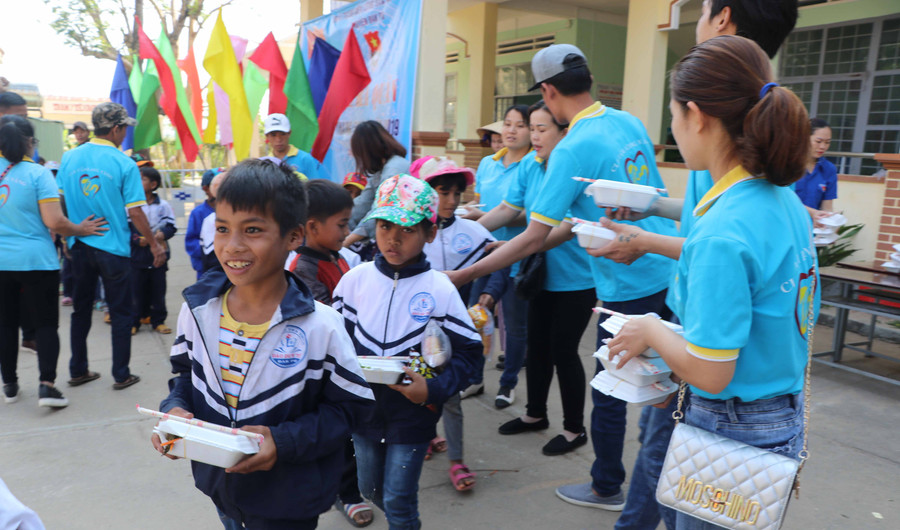 Các em học sinh Trường Tiểu học và THCS Đào Duy Từ vui mừng nhận suất ăn. Ảnh: Ngọc Minh