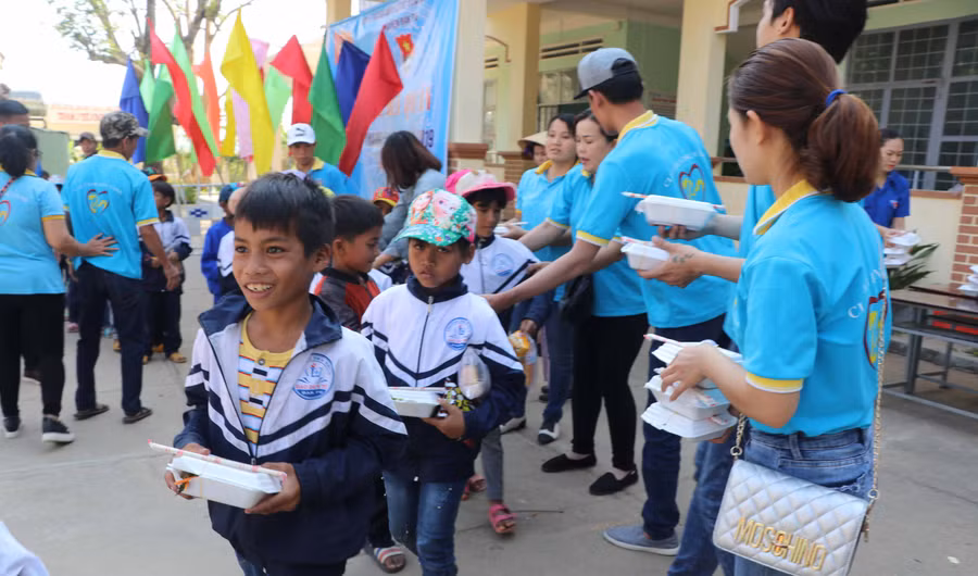 Các em học sinh Trường Tiểu học và THCS Đào Duy Từ vui mừng nhận suất ăn. Ảnh: Ngọc Minh