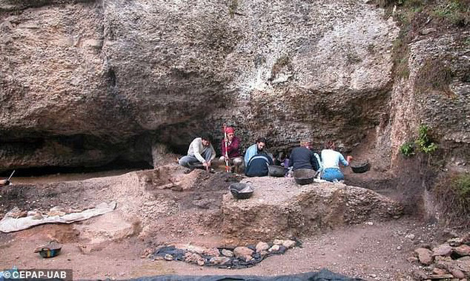 Các nhà khoa học làm việc tại nơi phát hiện nhiều hài cốt văn hóa Beạker - ảnh: CEPAP-UAB