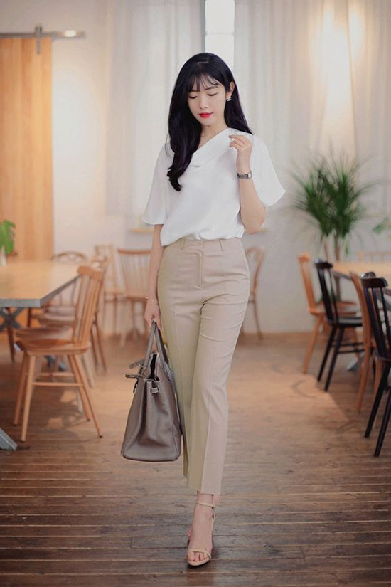 Set đồ cho nàng công sở hiện đại gồm áo blouse trắng đi kèm quần âu ống ôm. Sandal cao gót vừa tôn dáng vừa giúp đôi chân thông thoáng hơn trong những ngày nắng cao điểm. Set đồ cho nàng công sở hiện đại gồm áo blouse trắng đi kèm quần âu ống ôm. Sandal cao gót vừa tôn dáng vừa giúp đôi chân thông thoáng hơn trong những ngày nắng cao điểm.