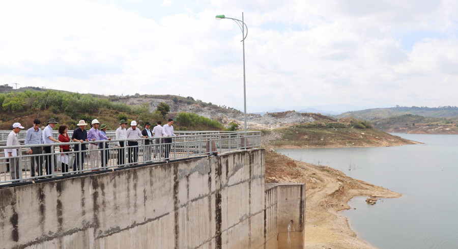 Kiểm tra thực tế hồ Kanak. Ảnh: Nguyễn Diệp