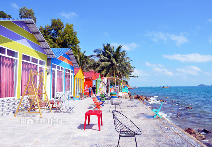 Đối với khách tự đi, bạn cũng có thể dễ dàng liên hệ đặt phòng nghỉ trên đảo thông qua các thông tin trên Facebook hoặc trang web. 