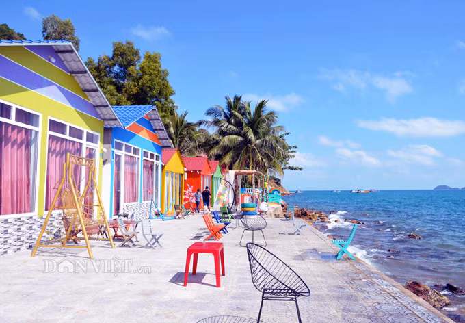 Đối với khách tự đi, bạn cũng có thể dễ dàng liên hệ đặt phòng nghỉ trên đảo thông qua các thông tin trên Facebook hoặc trang web. 