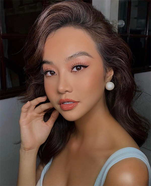 Bên cạnh các mẫu hoa tại ngọc trai, phụ kiện hạt giả ngọc trai cũng là hot trend năm nay. Kiều Ngân sexy và cá tính với phụ kiện hợp mốt.