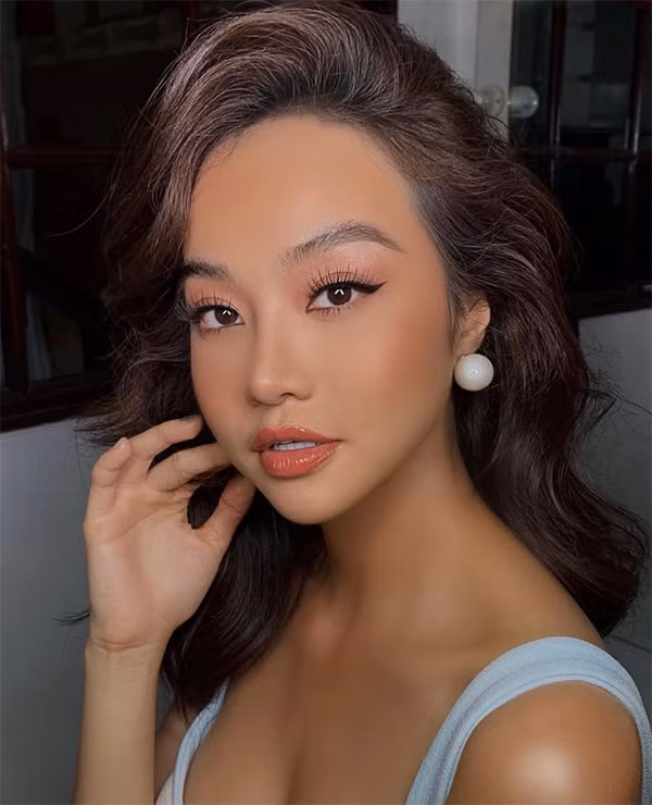 Bên cạnh các mẫu hoa tại ngọc trai, phụ kiện hạt giả ngọc trai cũng là hot trend năm nay. Kiều Ngân sexy và cá tính với phụ kiện hợp mốt.